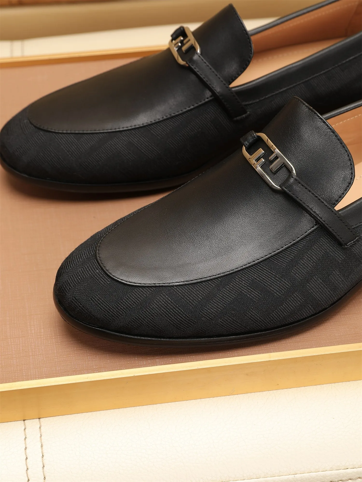 Men's shoes💰460 🕷🕷【FENDI】The latest men's formal leather shoes🇨🇳Classic series not to be missed💯The first layer is made of imported first-layer cowhide☘Original quality, the leather is smooth and delicate🎋Awesome version, perfect streamlined outline🍇Cowhide lining, size 38-44 (customized at 45.46)...